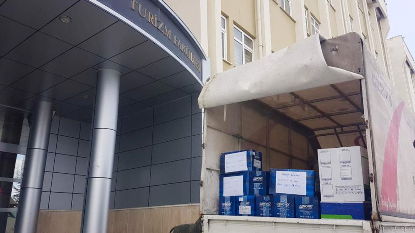 Selçuk Üniversitesi öğrencileri, depremzedeler için günlük 4 bin adet unlu mamul üretiyor